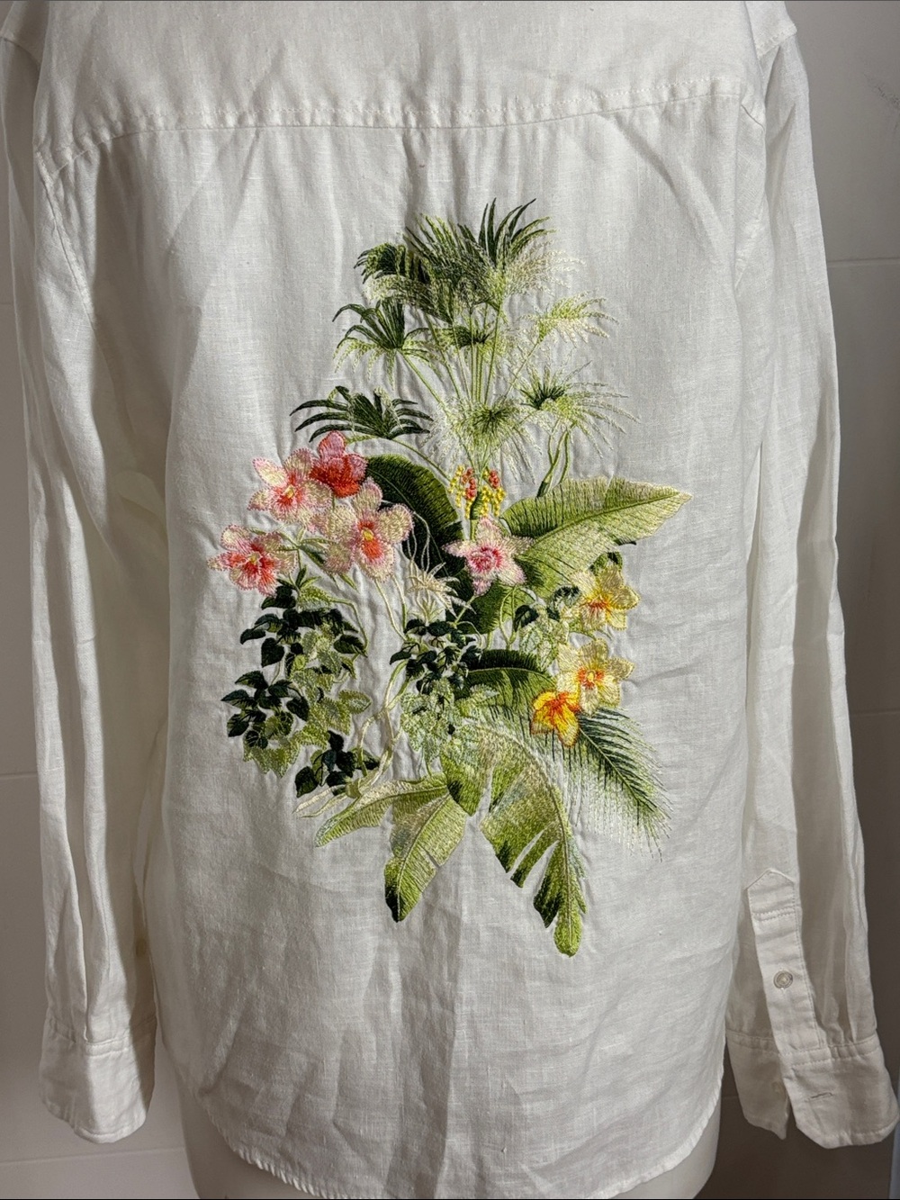 Tommy Bahama women’s White 100% Linen Colorful Floral Accent Button-Up Shirt S/P - Picture 2 of 14